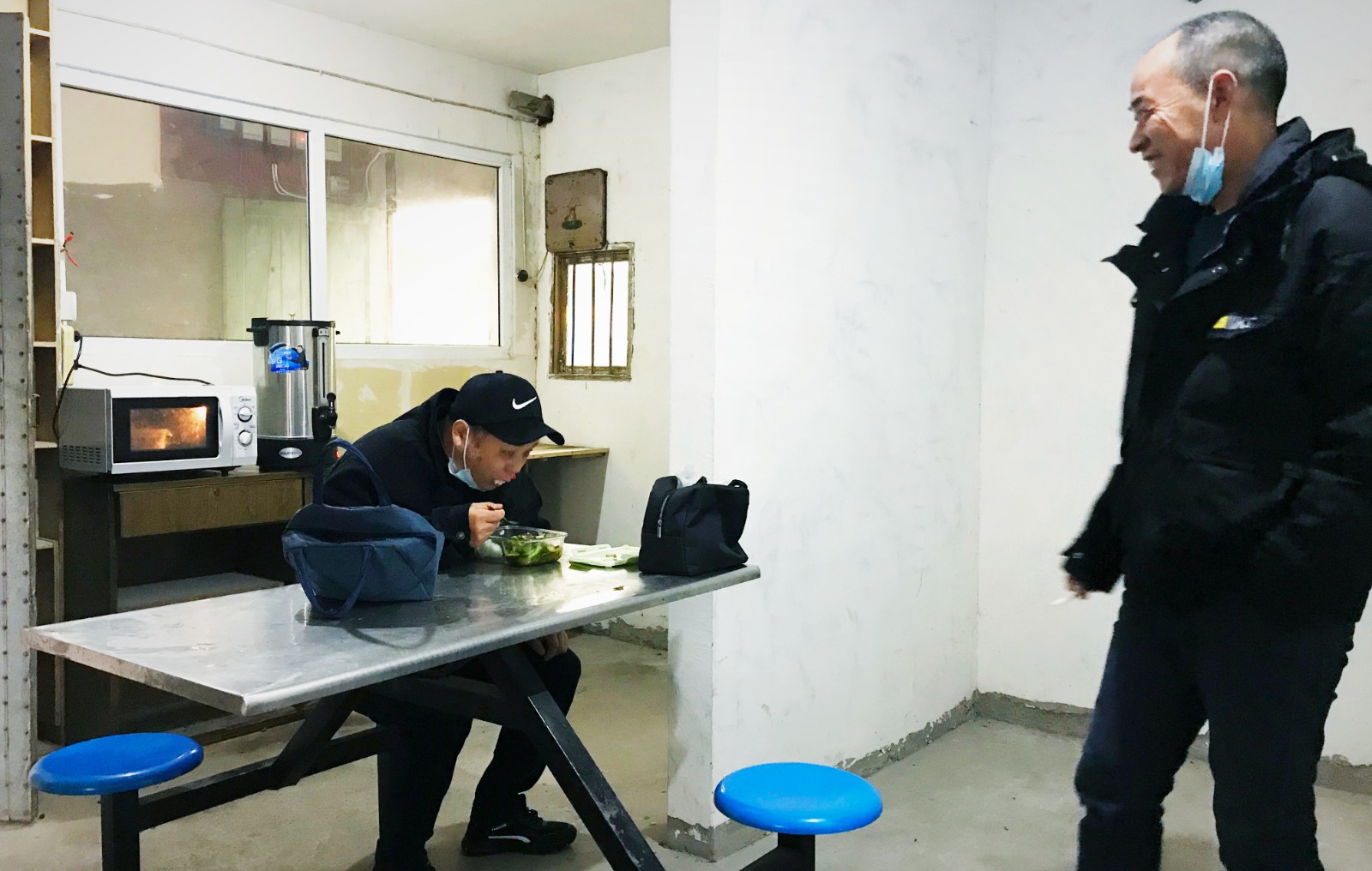 10月份，公司新租建駕駛員休息室之一，駕駛員在休息室內愉悅休息與交談.jpg